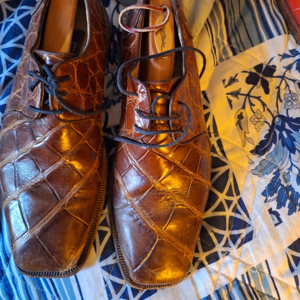 SHOES - Picture 2 of 2